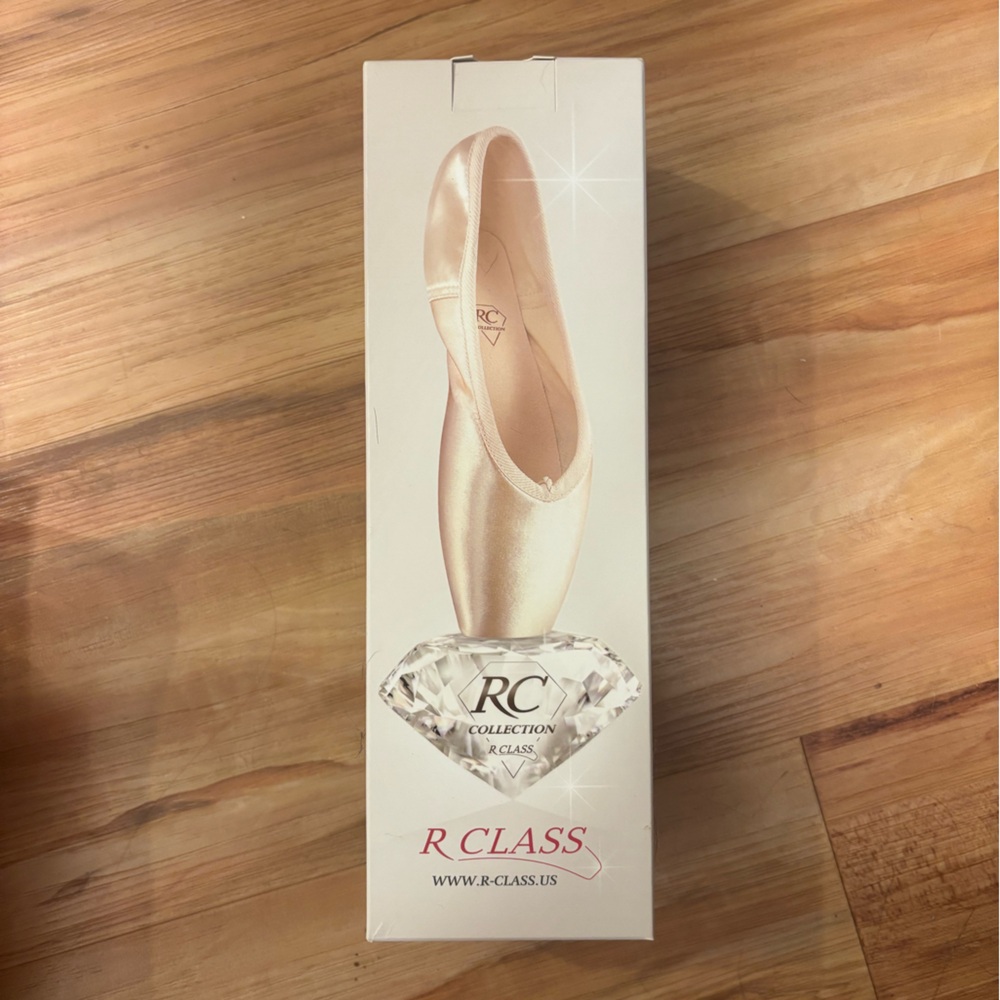 R Class Fantasia Pointe Shoes Size 240
